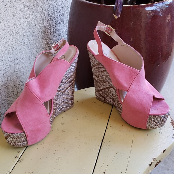 Shoes - Picture 2 of 7